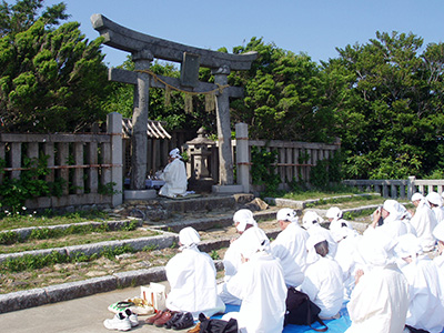 20年前の2005年　奥の宮で祭祀をする宮主の様子　参列者は約40名 