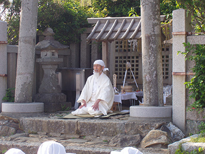20年前の2005年　奥の宮で祭祀をする宮主の様子　参列者は約40名 