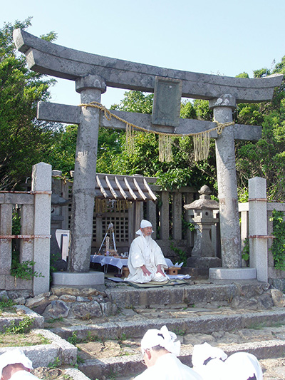 20年前の2005年　奥の宮で祭祀をする宮主の様子　参列者は約40名 