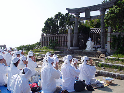 20年前の2005年　奥の宮で祭祀をする宮主の様子　参列者は約40名 