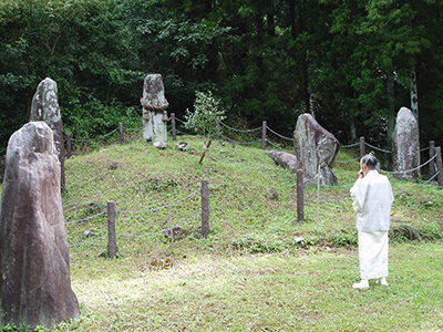 ハーモニカを吹く宮主