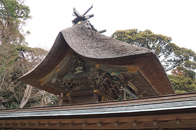 今では珍しい茅葺屋根の御本殿